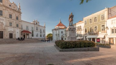 Panorama, Santarem See Katedrali manzaralı Sa da Bandeira Meydanı 'nı gösteriyor. Namı diğer Nossa Senhora da Conceicao Kilisesi zaman çizelgesi. Yürüme alanı. Portekiz