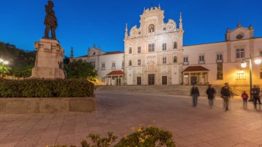 Panorama, Santarem See Katedrali manzaralı Sa da Bandeira Meydanı 'nı gösteriyor. Namı diğer Nossa Senhora da Conceicao Kilisesi. Mannerist tarzında inşa edilmiş, günden geceye geçiş zamanı. Yürüme alanı. Portekiz