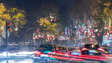 Lizbon 'daki Avenida da Liberdade, ağaçlardan sarkan ışıklarla aydınlandı. Tatil akşamı yolda trafik vardı. Avrupa caddesi Noel kutlaması için süslenmiş. Portekiz