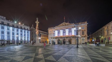 Panorama, belediye meydanında Noel ve gece kutlamaları için dekore edilmiş belediye binası mimarisini gösteriyor. Etrafta dolaşan insanlar. Lizbon, Portekiz