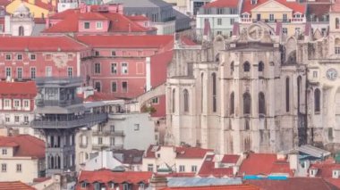 Lizbon 'un yukarıdaki zamanından: Santa Justa Lift ile Barrio Alto bölgesi, Carmo Lift ve Convento da Ordem do Carmo, tarihi kilise. Sabahları yukarıdan bak. Portekiz