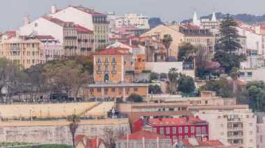 Lizbon 'un merkezindeki hava manzarası Miradouro de Sao Pedro de Alcantara zaman ayarlı. Tepedeki renkli evler. Parktaki ve kafedeki masalı insanlar. Portekiz