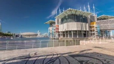 Lizbon Okyanusundaki büyük zaman aralığı hiperlapse namı diğer Oceanario de Lisboa binası Tagus nehrinin suni gölünde güneşli bir günde gökyüzü mavi bulutlu ve güneşli bir günde.