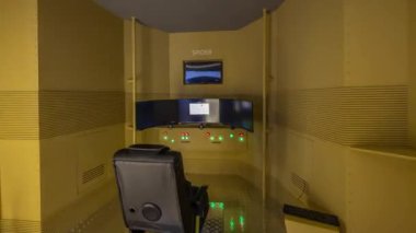 Abu Dabi, BAE - 25 Şubat 2023: Uluslararası Savunma Sergisi ve Konferans IDEX zaman atlaması. Stratejik olarak önemli üçlü servis sergisi. Tawazun Konseyinin içindeki kontrol odası.