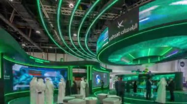 Abu Dabi, BAE - 25 Şubat 2023: Uluslararası Savunma Sergisi ve Konferansı, IDEX zaman atlaması. Dünyadaki en stratejik olarak en önemli üçlü hizmet sergisi. Yahsat standındaki uydu