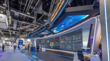 Abu Dabi, BAE - 25 Şubat 2023: Uluslararası Savunma Sergisi ve Konferansı, IDEX zaman atlaması. Stratejik açıdan en önemli üçlü savunma sergisi. Siber Güvenlik Konseyi