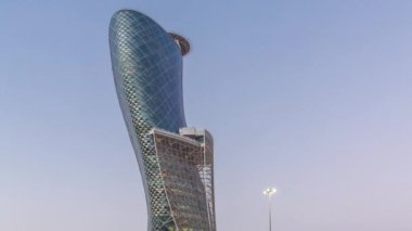 Abu Dhabi, BAE - 25 Şubat 2023: IDEX Askeri Exibition 'ın günden geceye geçiş dönemi olan ADNEC Ulusal Sergi Merkezi. Helikopterlerin arkasında modern gökdelen var.