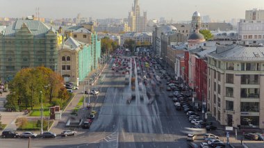 Rusya 'nın Bahar günü çatıdan Lubyanskaya ve Novaya Meydanı' nın hava görüntüsü. Arka planda Stalin gökdeleni var.