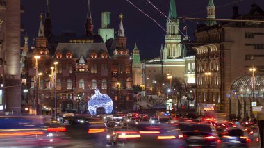 Manezhnaya Meydanı 'ndaki Noel Kurulumu, Tarih Müzesi ve Moskova' daki Tverskaya Caddesi 'ndeki Kremlin Kuleleri. Aydınlatılmış Şehir ve Trafik Hareketi