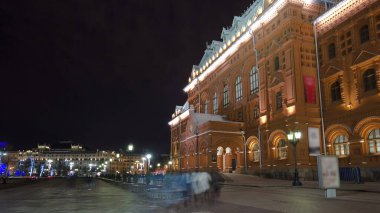 Rusya, Moskova 'daki Iconic Kızıl Meydanı' nda 1812 Vatanseverlik Savaşı Müzesi 'nin Büyüleyici Gece Zamanlaması. Tarihi Ayar 'ın Arkaplanına Karşı Aydınlanmış Müze