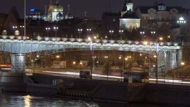 Patriarchal Köprüsü ve Patriarshy Köprüsü ile Moskova Nehri Rıhtımı 'nın Timelapse Manzarası. Moskova Nehri Embankment, Rusya Riverside Perspektifi
