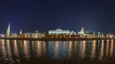 Moskova Kremlin 'in Gece Kış Zamanı - Moskva Nehri Rıhtımı Kremlin yakınlarında. Kremlin: Moskova 'nın kalbindeki güçlendirilmiş kompleks, Rusya Cumhurbaşkanının resmi konutu olarak hizmet veriyor