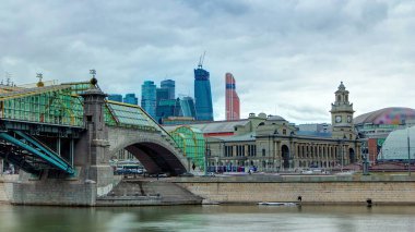 Kievskiy Tren İstasyonu ve Bogdan Khmelnitskiy Köprüsü Zaman Kaynağı Arka planda Moskova-Şehir İş Merkezi ile. Moskova, Rusya
