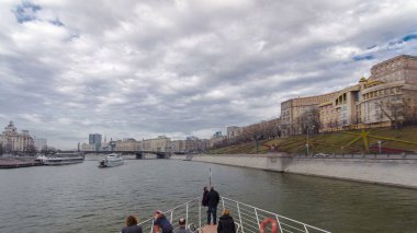 Moskova Nehri 'ne yolculuk. Moskova Nehri 'ndeki nehir gezisi gemileri çok popüler bir turistik ilgi odağı. Kış zamanı aşırı hızlanma. Bulanık hareket