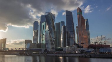 Moskova 'daki iş merkezinde günbatımı gökdelenler ofis binaları ve lüks daireler hiperhızlandırılmış. Turuncu bulutlar gökdelenlerin üzerinde akşam manzarası. Modern Avrupa mimarisi