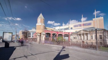 Zemlyanoy Val caddesinde gözetleme kulesi ve araçları olan alışveriş merkezi, Moskova 'da Sadovoye Halkası.