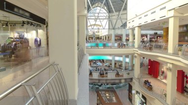 Çok katlı mağazalarda ya da alışveriş merkezlerinde çok katlı mağazalar var. Yukarıdan hava görünümü