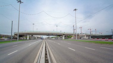 Köprüsü olan bir şehir yollarında trafik yoğun. Anayoldaki trafik yollarının kesiştiği modern metropol. Yol kenarındaki trafik sıkışıklığı, büyük bir şehirde ulaşım hareketi.