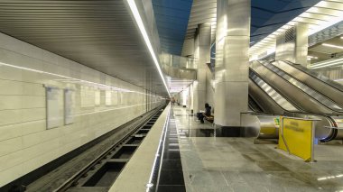 Modern bir metro istasyonunun içinde trenler hiperhızlandırılmış. Bir platforma geri taşınmak