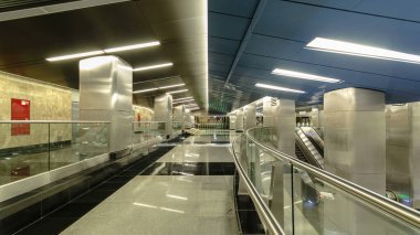 Modern bir metro istasyonunun içinde trenler hiperhızlandırılmış. Turnikeden nakil koridoruna geri taşınıyor