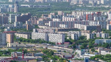 Moskova şehrinin gökdelenlerinden panoramik hava görüntüsü. Sokakta araba trafiği ve arkadaki konut binaları