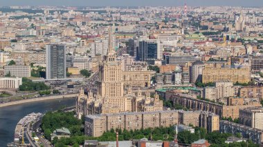 Moskova şehrinin gökdelenlerinden panoramik hava görüntüsü. Ukrayna 'daki eski otel ve rıhtım manzaralı binalar.