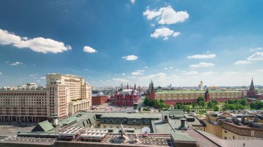 Manezh Meydanı Panorama, Moskova Oteli, Tarihi Müze ve Kremlin hava saatleri bulutlu yaz gününde Moskova, Rusya 'da çatıdan.