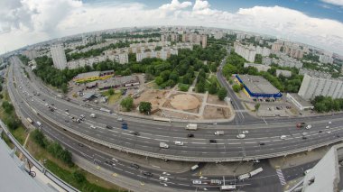 Rusya 'nın başkenti Moskova' daki Yaroslavl otobanındaki yüksek caddedeki hava yolu zaman tüneli üst geçidinde trafiğin en üst görüntüsü. Arkadaki apartman bloğu.