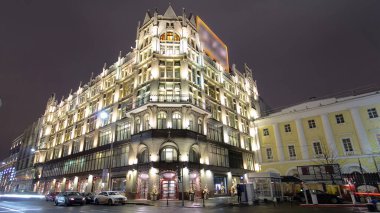 Büyüleyici Moskova Geceleri: Kış Gecesi Hiperlapası 'nda TsUM Alışveriş Merkezi Büyüsünü Deneyin. Moskova 'nın İkonik Satış Hedefinin Zarifliğini Keşfedin