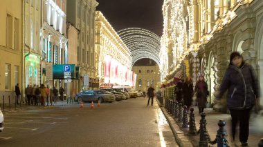 Rusya, Moskova 'daki Nikolskaya Caddesi' nin kış manzarası. Bu zaman çizelgesi Kızıl Meydan ile Lubyanka Meydanı 'nı birbirine bağlayan tarihi sokağı yakalıyor.
