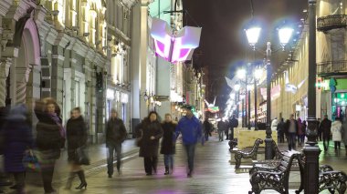 Rusya, Moskova 'daki Nikolskaya Caddesi' nin kış manzarası. Kızıl Meydan ile Lubyanka Meydanı 'nı birbirine bağlayan tarihi caddeyi, yılbaşı ve Noel süslemeleriyle süsleyen zaman dilimi yakalıyor.