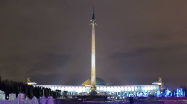 Rusya 'nın başkenti Moskova' da Akşam Vaktinde Anıtlar, Obelisk ve Noel Ağacı ile Zafer Parkı Mimari Topluluğu. Bu ikonik konum, ulusun zaferlerine saygı gösteriyor.