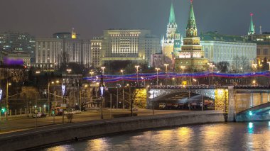 Patriarchal Köprüsü 'nden Bolşoy Kamenniy Köprüsü Zaman Çizelgesi. Moskova 'nın Bolşoy Köprüsü zaman çizelgesinin ihtişamına tanık olun. Ünlü Kremlin ve Manzaralı Nehir Kıyısı' nın büyüleyici panoramaları.
