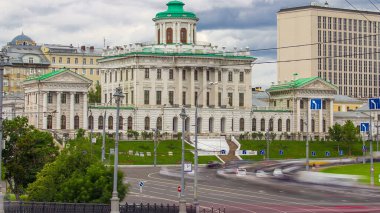 Rusya Devlet Kütüphanesi 'nin eski binası, Pashkov Evi olarak bilinen tarihi bina, mimarinin dönüm noktası olarak 1784-1786 yılları arasında inşa edilmiştir. Karayolu trafiği zamanı, Moskova, Rusya
