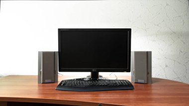 Bilgisayar, ses hoparlörleri ve klavye zaman ayarlı yüksek hızda dijital iş için çalışma masası. Siyah ekran monitörüne hareket ettir