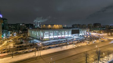Moskova Şehri 'nin Gece Havası Panoramik Manzarası. Moskova Gençlik Sarayı, Komsomol Bulvarı Trafiği, Moskova Konut Binaları ve Gökdelenler. Kentsel Kış Kar Manzarası