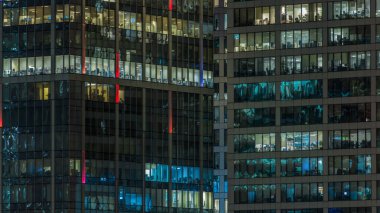 Gökdelenler Uluslararası Şehir İş Merkezi 'ndeki panoramik ofis pencerelerine gece vakti en tepeden yaklaş