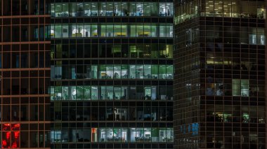 Gökdelenler Uluslararası Şehir İş Merkezi 'ndeki panoramik ofis pencerelerine gece vakti en tepeden yaklaş