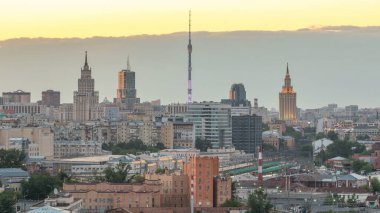 Ostankino TV kulesi ve Stalin gökdelenleri tren istasyonu yakınlarındaydı. Moskova, Rusya 'da yaz aylarında gökyüzü manzaralı konut binaları ve çatılar