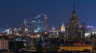 Stalin gökdelenleri gece zaman çizelgesi, Moskova Uluslararası İş Merkezi kuleleri ve Moskova 'nın panoramik manzarası. Gece şehir aydınlatmalı çatı manzarası
