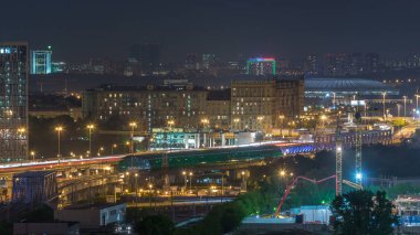Moskova zaman çizelgesi panorama, üçüncü taşıma halkasının gece hava görüntüsü ve Moskova 'nın merkezindeki halkalar, trafik, çatıdan gelen araba ışıkları. Arka planda Luzhniki stadyumu