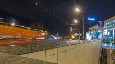 Moskova 'da Kutuzov Bulvarı' nda otomobil trafiği aşırı hızlandı. Yeraltı geçidinin çıkışından yansımalarla görüntüle