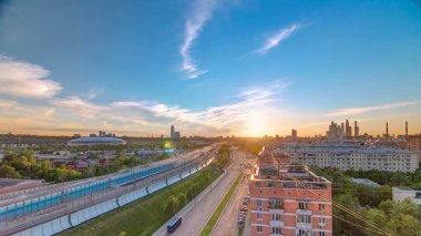 Üçüncü Halka Yolu trafiği gün batımında çatıdan havadan izleniyor. Arka planda gökdelenler ve stadyum var. Moskova 'nın çevre yolu şehir merkezindeki Garden Ring ile çevre yolu arasında yer almaktadır.
