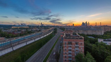 Gün batımından sonra üçüncü çevre yolu trafiği. Geçiş zamanı, çatıdan hava görüntüsü. Arka planda gökdelenler ve stadyum var. Moskova 'nın çevre yolu, Garden Ring ve Moskova Ring arasında yer almaktadır.