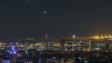 Barcelona Havaalanı 'na inen bir uçak, uzaktan kumandalı lensle çekilmiş. Geceleri Bunkers Carmel 'den Barselona silueti