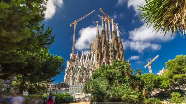 La Sagrada Familia zaman atlaması - Gaudi tarafından 19 Mart 1882 'den beri inşa edilen ve İspanya' nın Barcelona şehrinde henüz tamamlanmamış etkileyici katedral