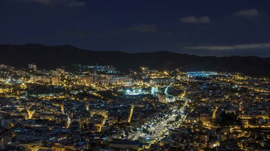Barcelona 'daki gece manzarası, Square Statute ve Bunkers Carmel trafiği. Katalonya, İspanya