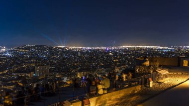 Barcelona 'nın gece manzarası gözlem güvertesinde, Akdeniz' de Bunkers Carmel 'den Montjuic Dağı' nda. Katalonya, İspanya