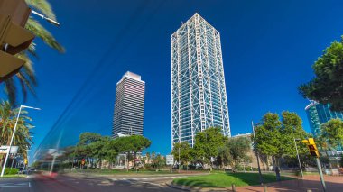 Barcelona, İspanya 'nın Barcelona kentinin eski deniz kenti Olympic Port' ta trafiği hızlandıran ikiz gökdelenler.