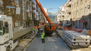 Yol inşaat site timelapse, Vinç kamyondan boşaltma beton kaplamalar. Kavganın ve üniforma ile sanayi işçileri